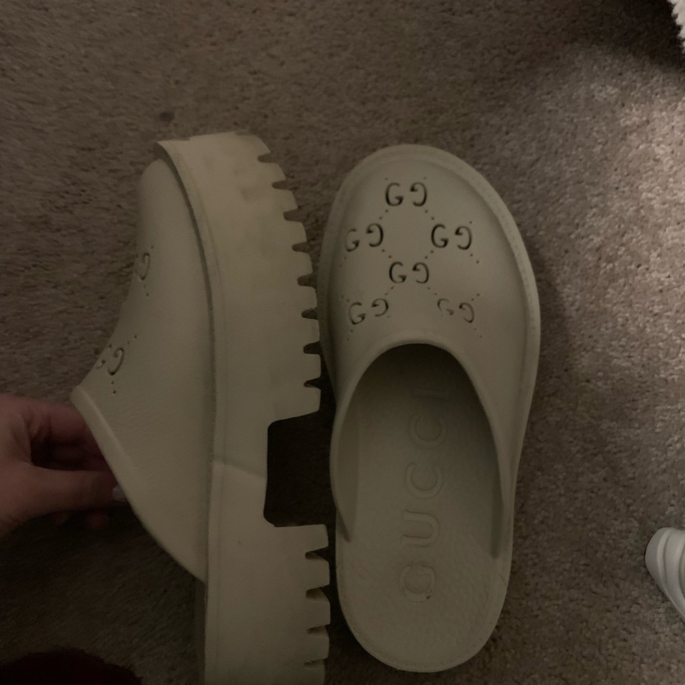 Gucci Cream Perforated Logo Slip-On Clogs - Picture 3 of 5